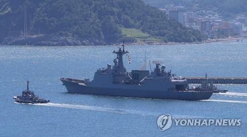 The Kang Gam Chan, a 4,400-ton South Korean destroyer, leaves a naval base in Busan on Aug. 13, 2019, to carry a 300-strong contingent of the Cheonghae Unit. (Yonhap)