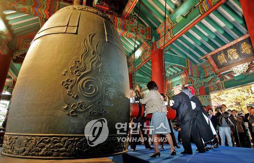 This undated file photo shows a bell-ringing ceremony at Bosingak Belfry in Seoul. (Yonhap)