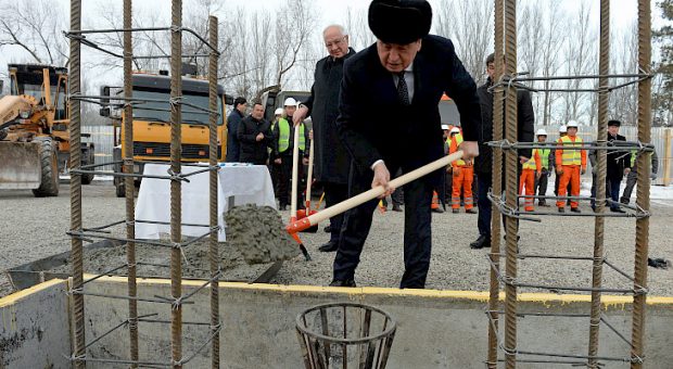 President Jeenbekov launching work on the park (Kabar)