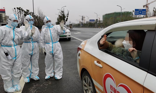 Photo shows a cured patient waving goodbye to medical workers before leaving the Leishenshan hospital in Wuhan, central China's Hubei Province, Feb. 27 (Xinhua)