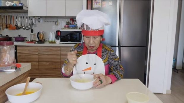 In this photo captured from YouTuber Park Mak-rye's channel on March 25, 2020, Park stirs eggs as part of a challenge to make fried eggs after whipping 1,000 times. (Yonhap)