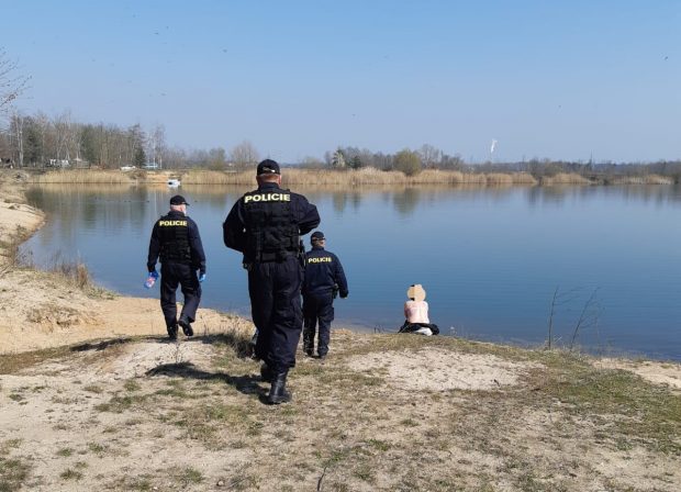 Police check whether sunbathers are wearing facemasks (Pardubice Region Police)