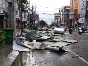 A street in Quang Ngai Province was left in a mess after the storm. Photo by Dantri..
