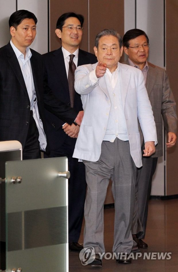 In this file photo taken April 21, 2011, Samsung Group Chairman Lee Kun-hee arrives on the first day of work at the company's new office building in southern Seoul. (Yonhap)