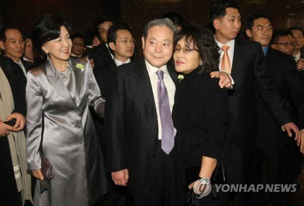 n this file photo taken Feb. 6, 2010, Samsung Group Chairman Lee Kun-hee (C) poses for photos with his younger sister Lee Myung-hee during a ceremony to mark the 100th birth anniversary of their late father and founder of the business group Lee Byung-chull at Hoam Art Hall in central Seoul (Yonhap)