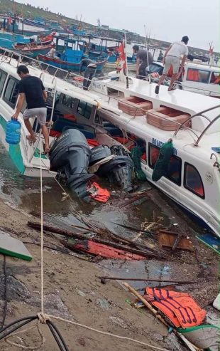 tourist boats are damaged on Ly Son Island in Quang Ngai. Photo by Dantri
