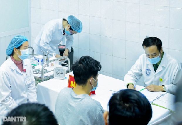 A 20-year-old man is the first person to be provided with Made-in-Vietnam Nanocovax vaccine at the Military Medical Academy in Hanoi on December 17.
