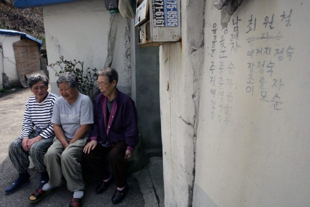 K1: The grandmothers are sitting and talking about Dorando. In 2007, they were over 70, so they became older people looking at 90. She wishes she was happy anywhere now. 