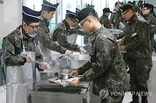 Service members distributing meals at barracks. (Yonhap)