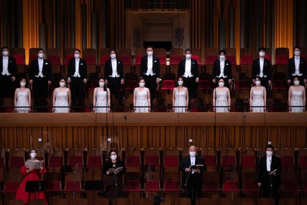 In this photo, provided by the Seoul Philharmonic Orchestra, performers sing, wearing masks, during a livestreamed online concert on Dec. 20, 2020. (Yonhap) 