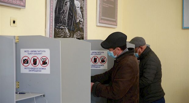 Voters casting their ballots (Kabar) 