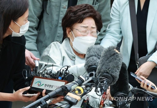 Lee Yong-soo, one of the 15 registered surviving South Korean victims of sexual slavery by Japan during World War II, talks to reporters after a ruling that dismissed the compensation lawsuit against the Japanese government outside the Seoul Central District Court on April 21, 2021. (Yonhap)