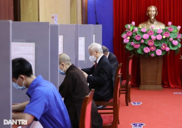 Party Secretary General Nguyen Phu Trong (third from left) voting at a polling station (Dantri) 