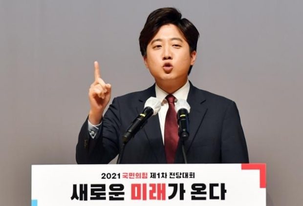 Lee Jun-Seok becomes a sensation for his widespread appreciation and the public’s expectation of a talented leader due to political distrust