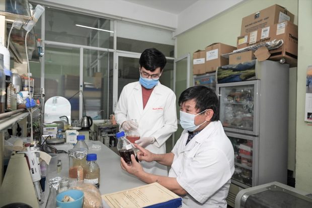Photo caption: Dr. Le Quang Huan and other researchers in the lab. (Photo by VAST) 