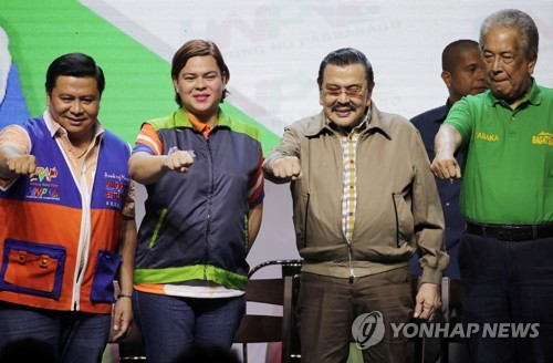 Sara Duterte (second from left) during an election campaign in Manila, the capital of the Philippines, in February 2019 (Photo: EPA/Yonhap News)