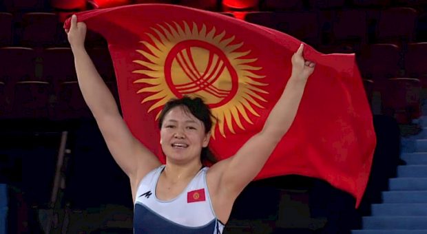 Meerim Zhumanazarova proudly holding the flag of Kyrgyzstan (KABAR)