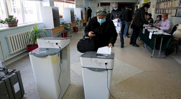 Casting ballots in the parliamentary electiobns (Photo: Kabar)