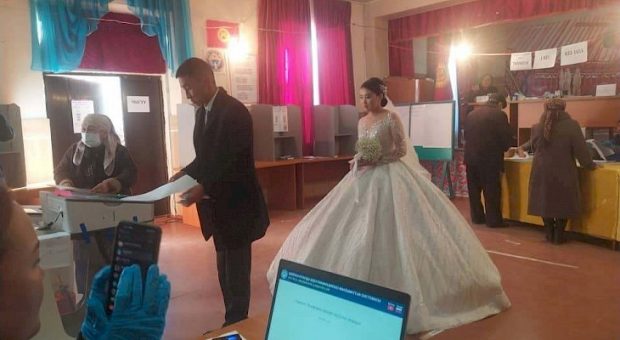 Newly weds cast their ballots (Photo: Kabar)