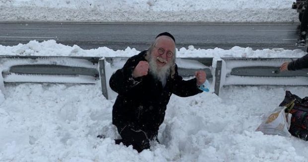 Rabbi during the storm in Istanbul (Hurriyet Daily News)