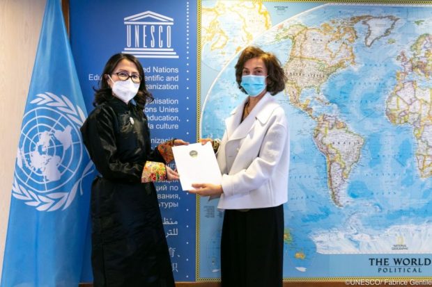 Caption: Nyamkhuu Ulambayar presenting her Letter of Credence to Audrey Azoulay, Director-General of the UNESCO (Montsame)