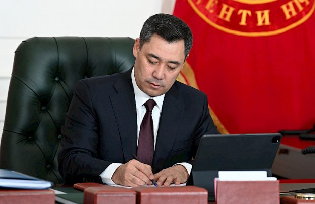 President Zhaparov signing the declaration decree (Kabar)