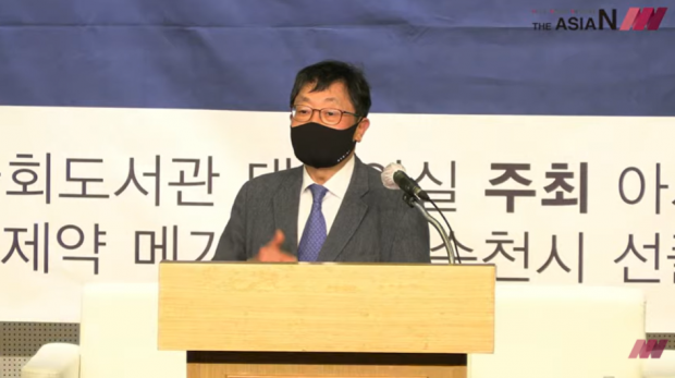 Sang-ki Lee addressing the forum