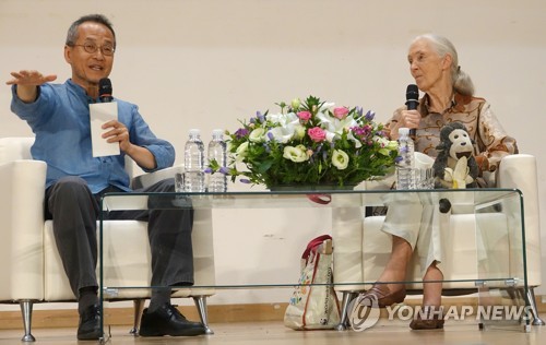 On August 10, 2017, chimpanzee grandmother Jane Goodall and her student ecohumanist Dr. Choi Jae-cheon are having a conversation with the Asian Journalists Association at Eco Talk hosted by Jeon Hye-sook of the Democratic Party of Korea. (PhotoP Yonhap News)