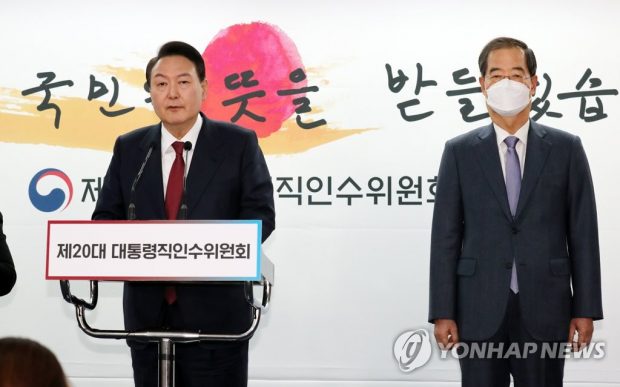 President-elect Yoon Suk-yeol (L) announces his nomination of former Prime Minister Han Duck-soo (R) as his first prime minister at the transition team's office in Seoul on April 3, 2022. (Yonhap)