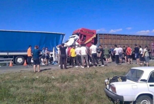 The minibus crashed between two trucks
