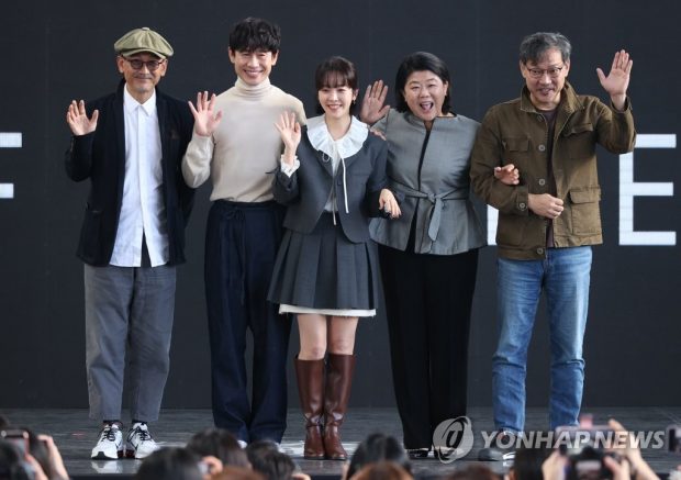 Director Lee Joon-ik (1st from L), and the main cast members of Tving's new drama series "Beyond the Memory" (from L: Shin Ha-kyun, Han Ji-min, Lee Jung-eun and Jeong Jin-yeong) greet fans at an outdoor theater of the Busan Cinema Center (Yonhap) 