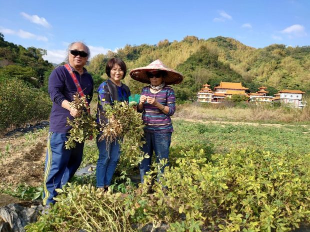  Ching-Fa Wu with wife and friend at the farmland 