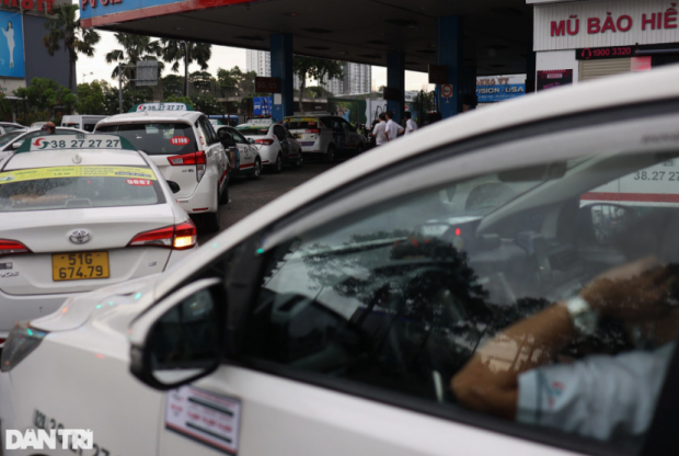 Dozens of taxis wait in long lines to fill up at a petrol station in District 11 (Photo: Tran Dat)