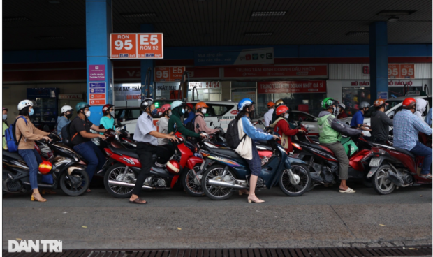In the early morning of the week, many petrol stations in Ho Chi Minh City were crowded, people were present very early, waiting in long queues to get gas to go to work. Some gas stations in districts such as District 7, 11, 12, Go Vap ... people queued for a long time, some people took about 30 minutes to fill up gas (Photo: Tran Dat).