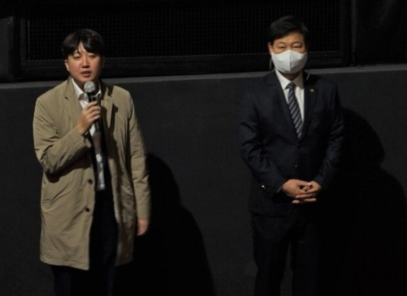 Lee Jun-seok, former representative of People's Power (left) and Lee Man-soo, chairman of the Hulk Foundation 