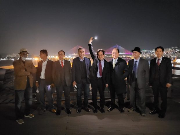 Group of overseas journalists with Busan City officials at Sky Garden Sind Courier) 