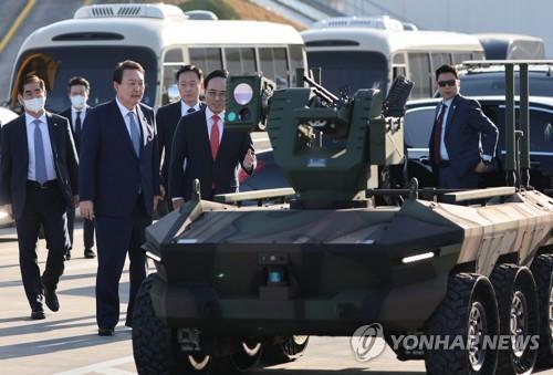 President Yoon Suk-yeol (2nd from L) inspects a multipurpose unmanned vehicle during a visit to Hyundai Rotem Co. in Changwon, 400 kilometers south of Seoul, on Nov. 24, 2022. (Yonhap)