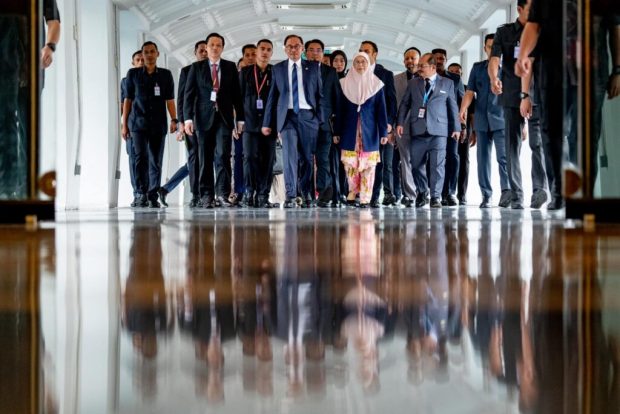 Anwar Ibrahim leading his team to the parliament session (Prime Minister Office)