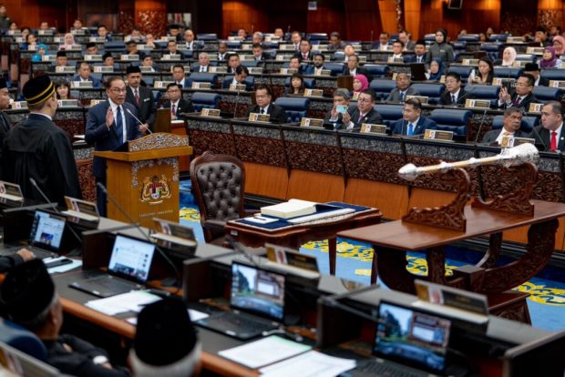 Anwar Ibrahim at the parliament session (Photo: Prime Minister Office) 
