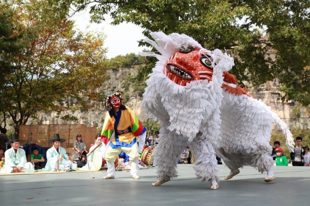 Dancers performing a traditional Korean mask dance (Yonhap)