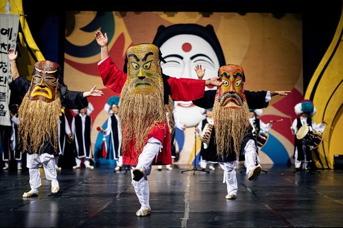 Dancers performing a traditional Korean mask dance (Yonhap)