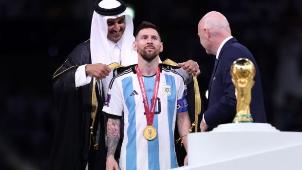 Emir Tamim placing a bisht on Messi