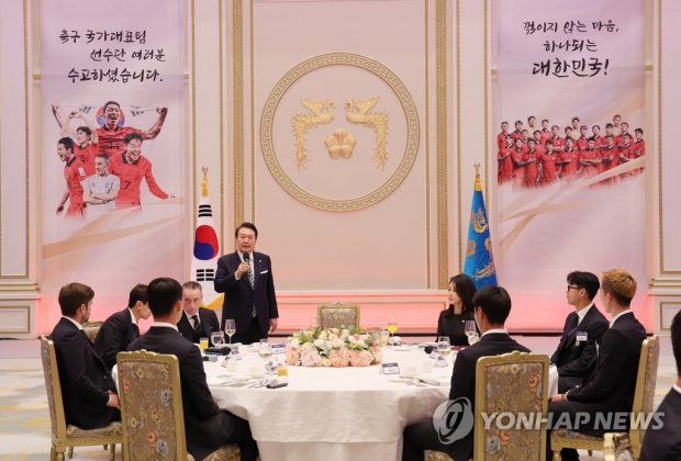 President Yoon Suk-yeol speaks during a dinner he hosted for the national football team at the former presidential compound of Cheong Wa Dae in Seoul on Dec. 8, 2022. (Yonhap)