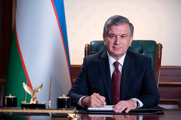 signing the decree (Uzbek President's Office)