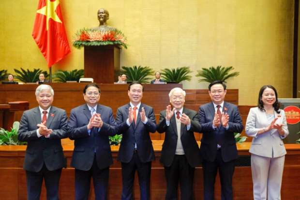 Party and State leaders take souvenir photos with the new President Vo Van Thuong (Photo: Duy Linh).