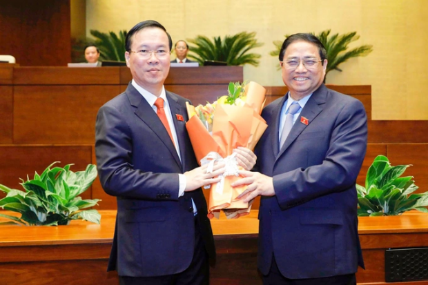 New State President Vo Van Thuong receives a congratulatory bouquet of flowers from Prime Minister Pham Minh Chinh (Photo: Duy Linh).