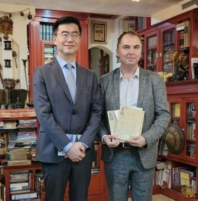 Korean Ambassador to Serbia Jaewoong Lee and the president of the Adligat Museum Viktor Lazić.