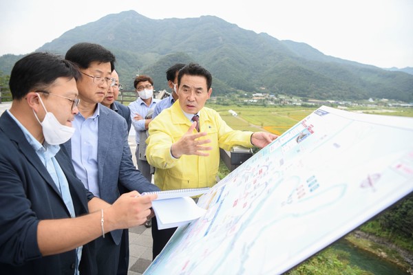 Pocheon Mayor Baek Young-hyeon (yellow jumper) visits the site and discusses with citizens.