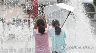 Kids play in a fountain at a park in the southeastern city of Daegu on June 27, 2023. (Yonhap)