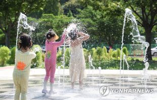 Kids play in a fountain at a park in the southeastern city of Daegu (Yonhap)